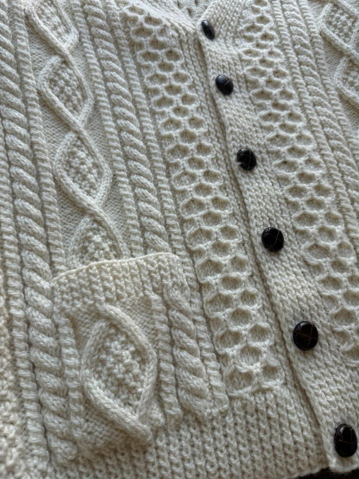Cardigã de malha Barnas Mor vintage irlandês lã pura pescador. - Imagem 2 de 4