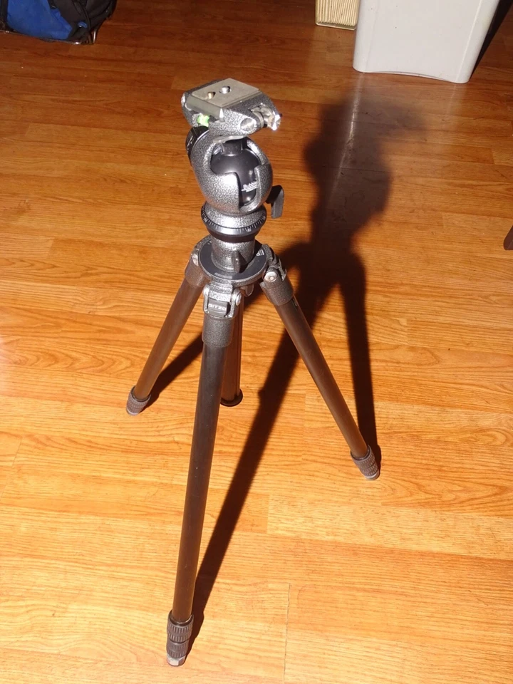 GITZO GT1531 6X CARBON FIBER LEG WITH GH2780 QR HEAD. - Image 2 of 4