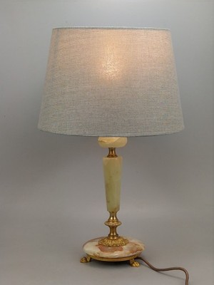 Kleine grüne Onyx Lampe mit gold vergoldeten Fassungen auf einem Löwenfuß