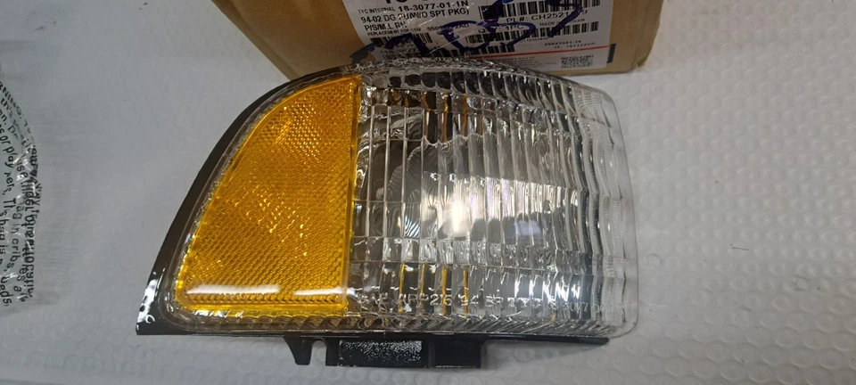Corner Parking Side Marker Turn Signal Light Lamp Passenger Side Right R for Ram - Image 3 of 4