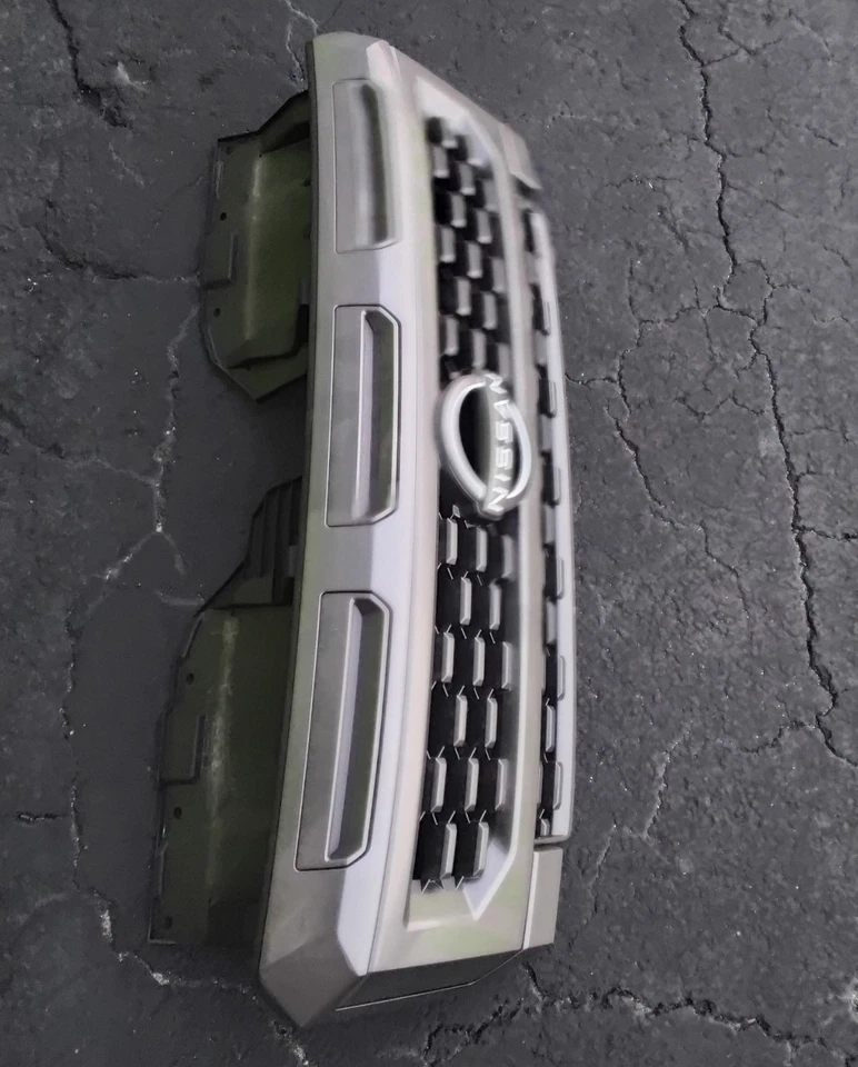 Nissan Frontier 2025 parrilla OEM Foto 2 de 4