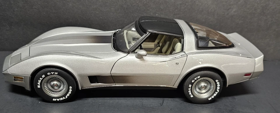 AUTO ART 1982 CHEVROLET CORVETTE 1/18 DIECAST Silver + Black Collector Edition - Image 3 of 4