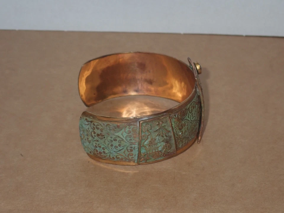Brazalete pagoda latón macizo pátina Elaine Coyne Verdigris con granate Foto 4 de 4