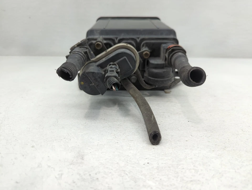 Toyota Prius C 2014 bote de carbón de vapor de combustible D8NIH Foto 3 de 4