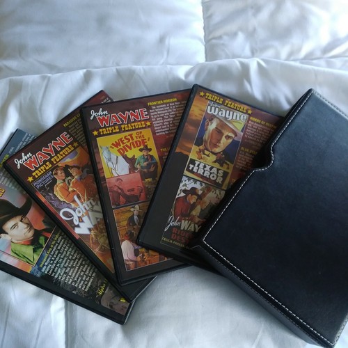 John Wayne Triple Feature Collection (4-dvd leatherette box set) - Foto 4 di 8