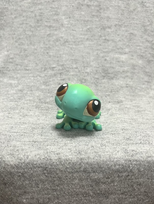LITTLEST PET SHOP # 111 GREEN GECKO LIZARD W/ BROWN EYES  2006 RED MAGNET LPS