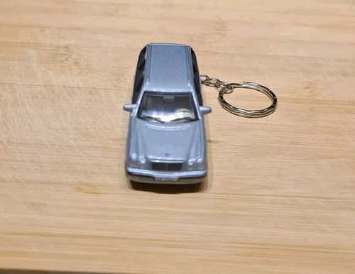 1/72 DIECAST CAR MERCEDES BENZ E CLASS TOURING KEYCHAIN KEYRING - Picture 2 of 4