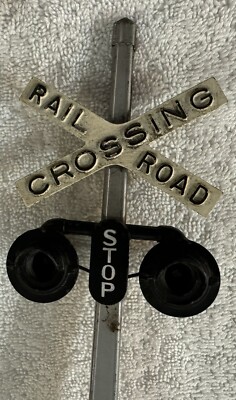 Vintage Lionel No. 154  Illuminated Flashing Crossing Signal
