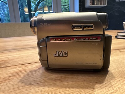 JVC GR-D725E Camcorder miniDV 28x Opt. Zoom 6,9 cm 2,7 Zoll Display Silber