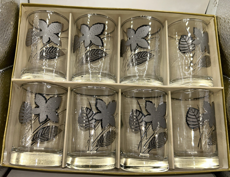 Set of 8 (Eight) Libbey Platinum Leaves Flat 5 ounce Juice Glasses Original Box
