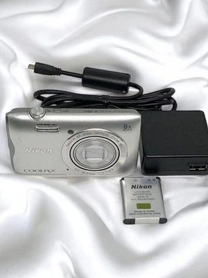 [N Mint] Appareil photo numérique compact argenté Nikon Coolpix A300 20,1 még... - Photo 1/4