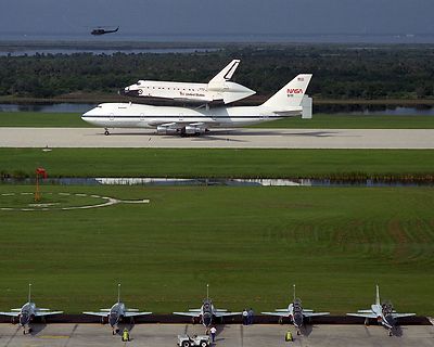 SPACE SHUTTLE ENDEAVOUR ARRIVES AT KENNEDY SPACE CENTER 8X10 NASA PHOTO (EP-262)