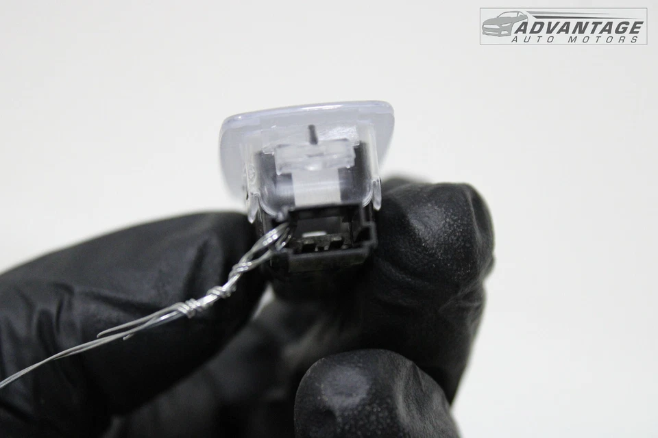 Chevrolet Blazer 2019-2022 puerta trasera puerta levadiza puerta trasera luz de cortesía OEM Foto 4 de 4