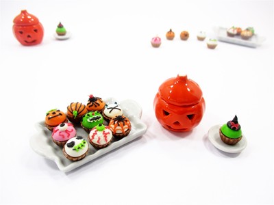 Dollhouse Miniatures Food Halloween Cup Cake Pumpkin Caved Jack-O-Lantern 15447