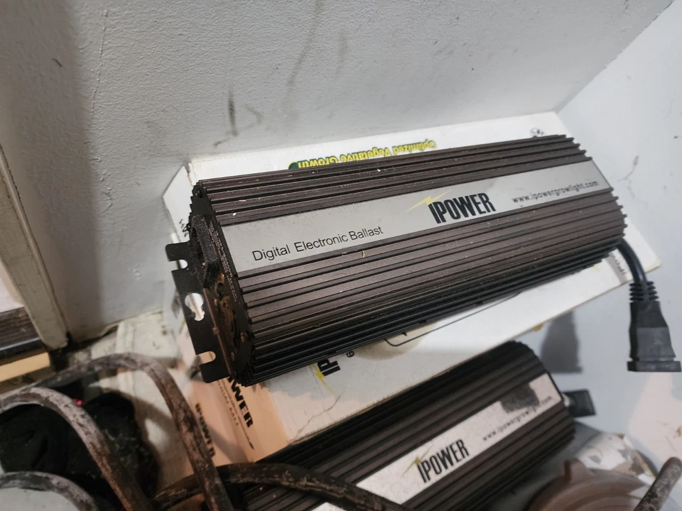 Luces de cultivo y soportes de pared y sistema de ventilación interior, Dabpress y más Foto 3 de 4