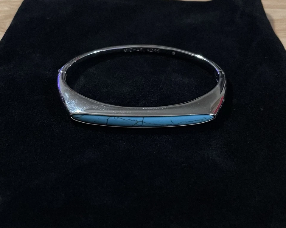 Pulsera Michael Kors Tono Turquesa Piedra Adornada Bisagras Tono Plateado Foto 2 de 4