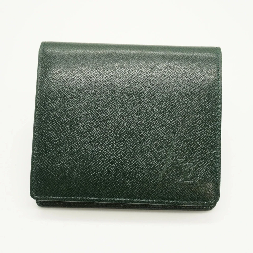 Auténtica Cartera Louis Vuitton Cuero Taiga Verde Oscuro LV Logotipo Repujado Doble Plegable Foto 4 de 4