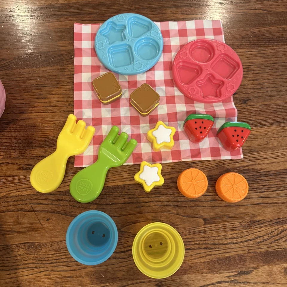LeapFrog Shapes and Sharing Picnic Learning Basket Accessories 16 Pieces Works - Image 2 of 4