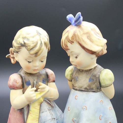 Goebel Hummel Figurine ‘KNITTING LESSON' With Box TMK6 7.5" Tall - Picture 4 of 10