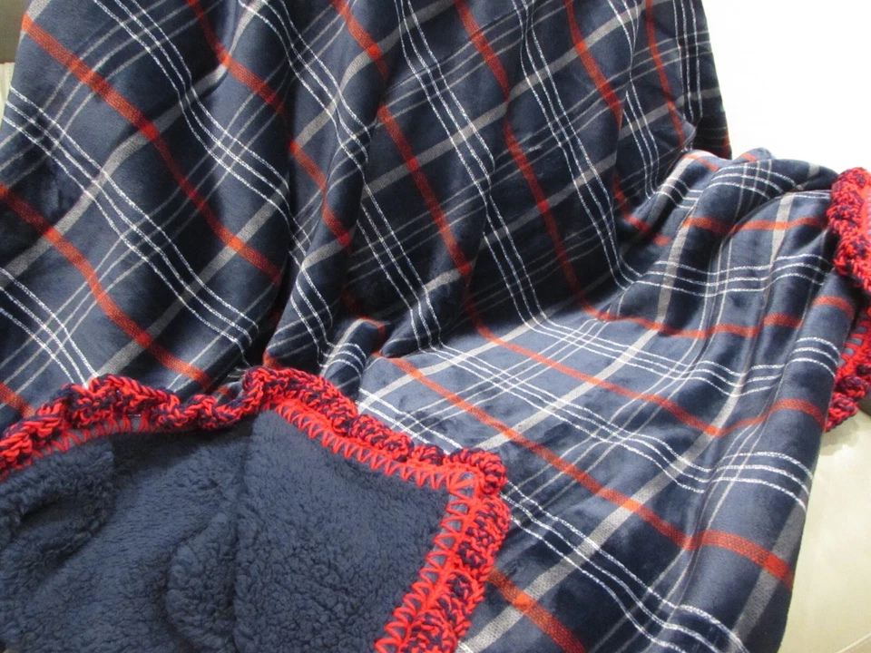 Manta Sherpa de felpa reversible de gran tamaño azul y rojo ganchillo súper volantes Foto 3 de 4