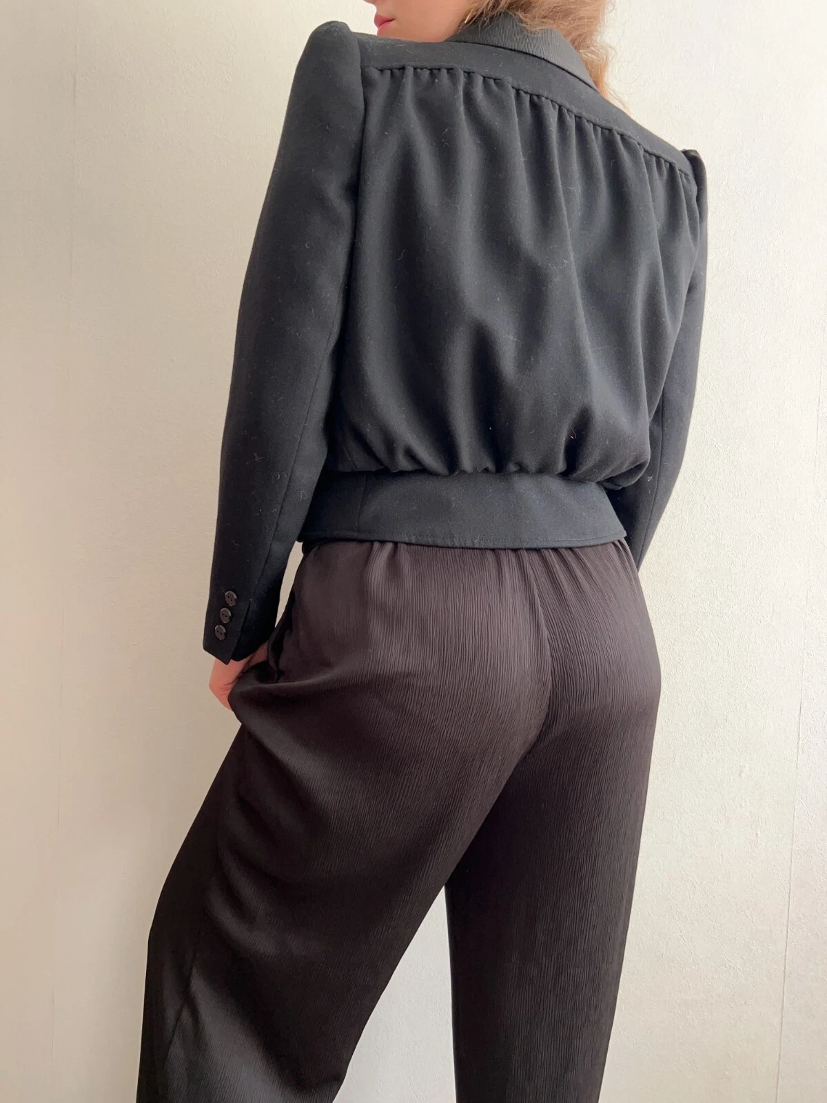 Giacca blazer vintage Valentino Miss V lana cropped nera plissettata dietro taglia IT42