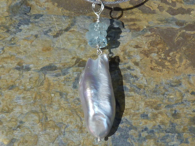 Aigue-marine et perles d'eau douce sur chaîne argent 925 pour sublimer vos tenues d'été