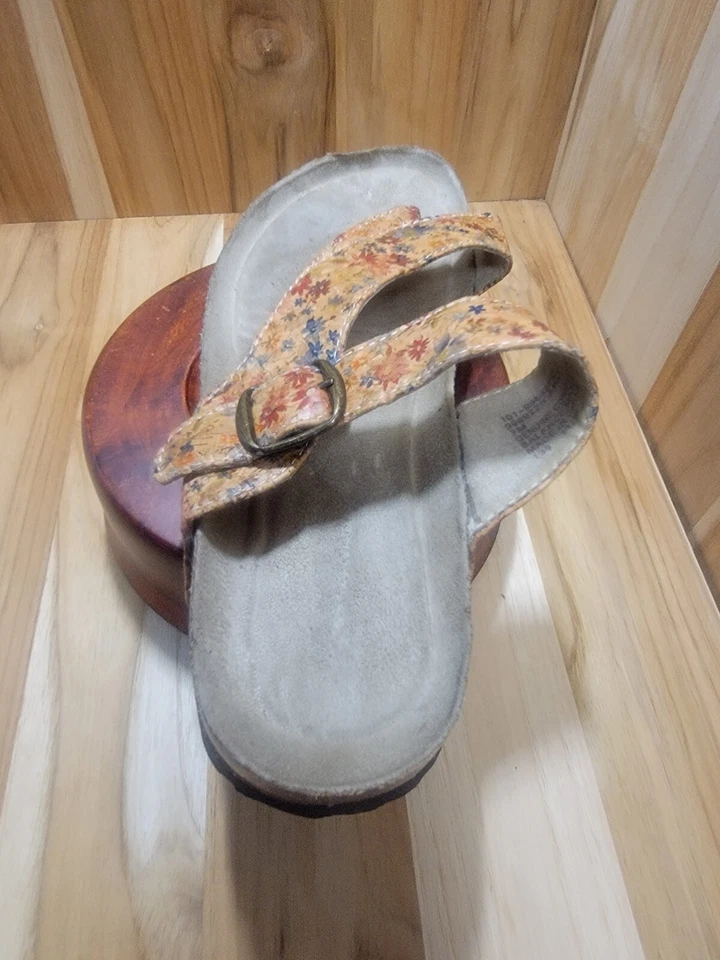 Sandalia Mountain Carly blanca para mujer 7 M corcho superior patrón floral plantilla suave Foto 4 de 4