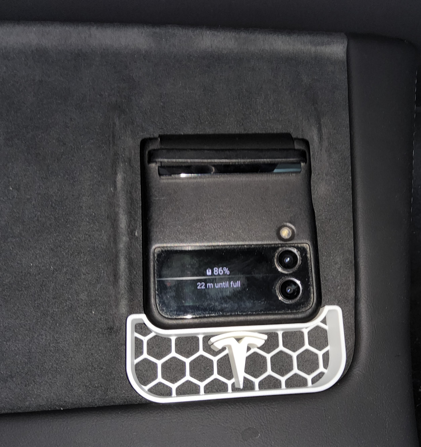 Tesla Model Y Wireless Charger Spacer for Samsung Galaxy Flip 4 Honeycomb Logo