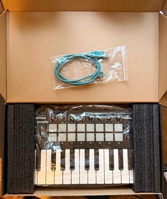 Novation Launchkey Mini 25-Key USB MIDI Keyboard Controller w/ Pad Triggers