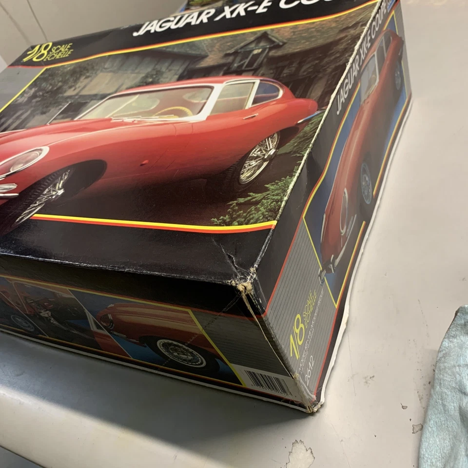 JAGUAR XK-E Coupè - MONOGRAM Scala 1/8 Art.2612 - NUOVO - Kit Da Montare Rosso - Immagine 3 di 4