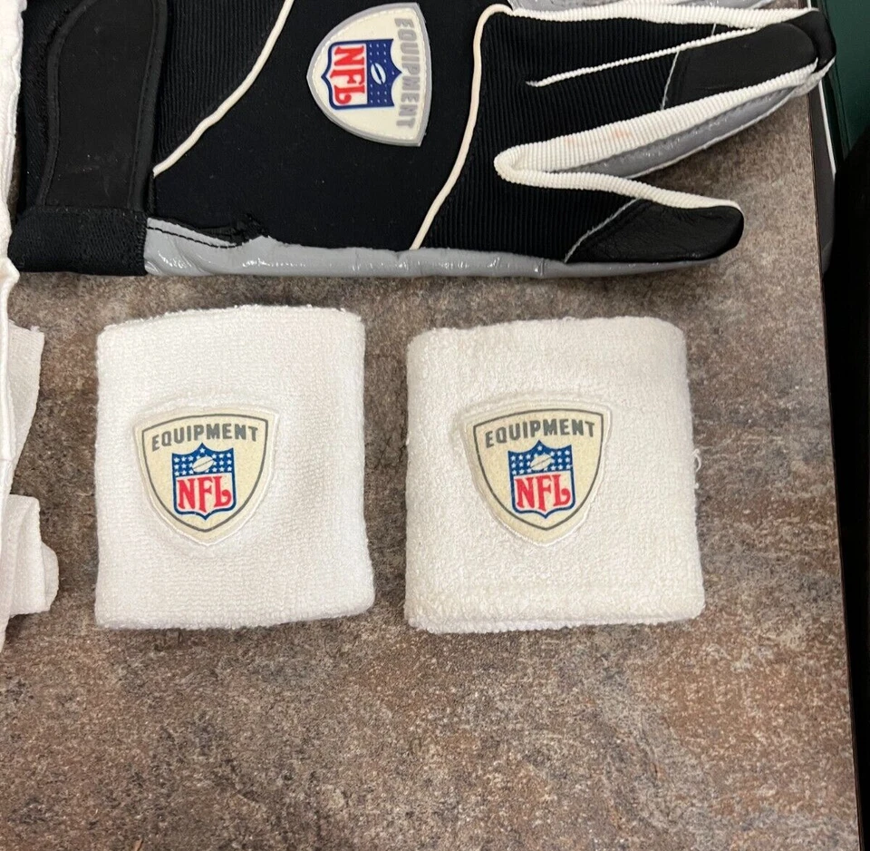 Colección de piezas de equipo de la NFL _ Guantes Magnigrip, calcetines de liniero y más Foto 3 de 4