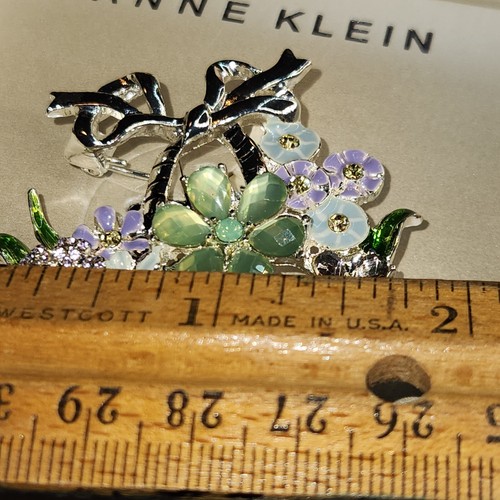 Nuevo Broche Pin Caja de Regalo Anne Klein Flor Cesta Tono Plateado Pastel - Imagen 5 de 6
