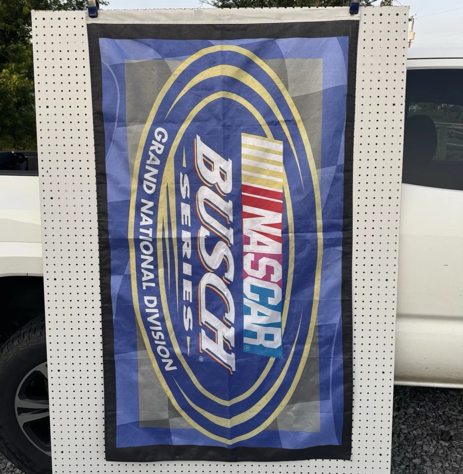 Bandera de colección Busch Grand National NASCAR 3' X 5' hombre cueva garaje cerveza Y2K Foto 2 de 3