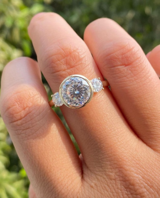 4 mm Round 隠す Colorless Moissanite Engagement Necklace for Women 