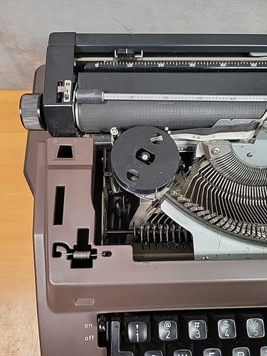 Vintage Brother Model 3800 Correct-o-Riter Electric Typewriter & Hard Case - Picture 5 of 15