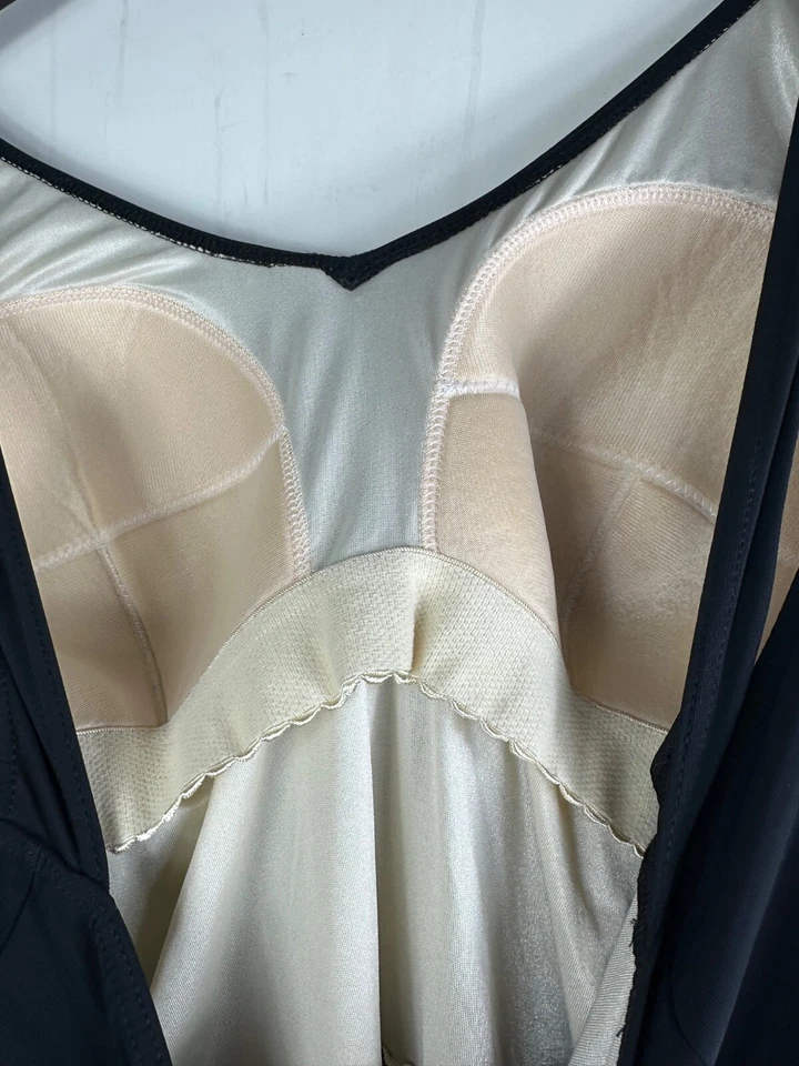 It Figures 24W 3X Swimdress Swimsuit Black White Floral Slimming Cruise Beach F - Image 4 of 4