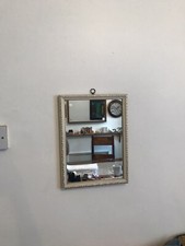Ancien miroir mural rectangulaire avec encadrement en bois argenté et blanc