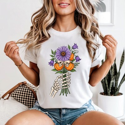 Skelett Hand Kürbis Blumenstrauß Damen T-Shirt Pastell Goth Halloween