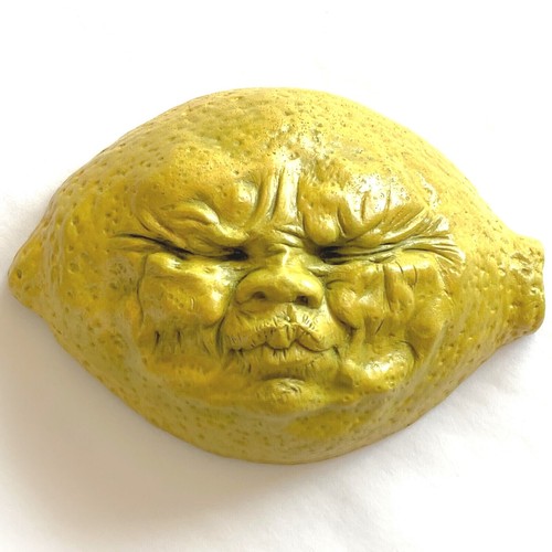 Scultura da parete faccia di limone gialla, resistente alle intemperie e pronta da appendere, fatta a mano, firmata - Foto 11 di 12