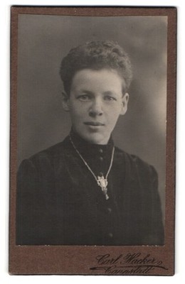 Fotografie Carl Hacker, Cannstatt, Waiblingerstr. 19, Porträt einer Frau 