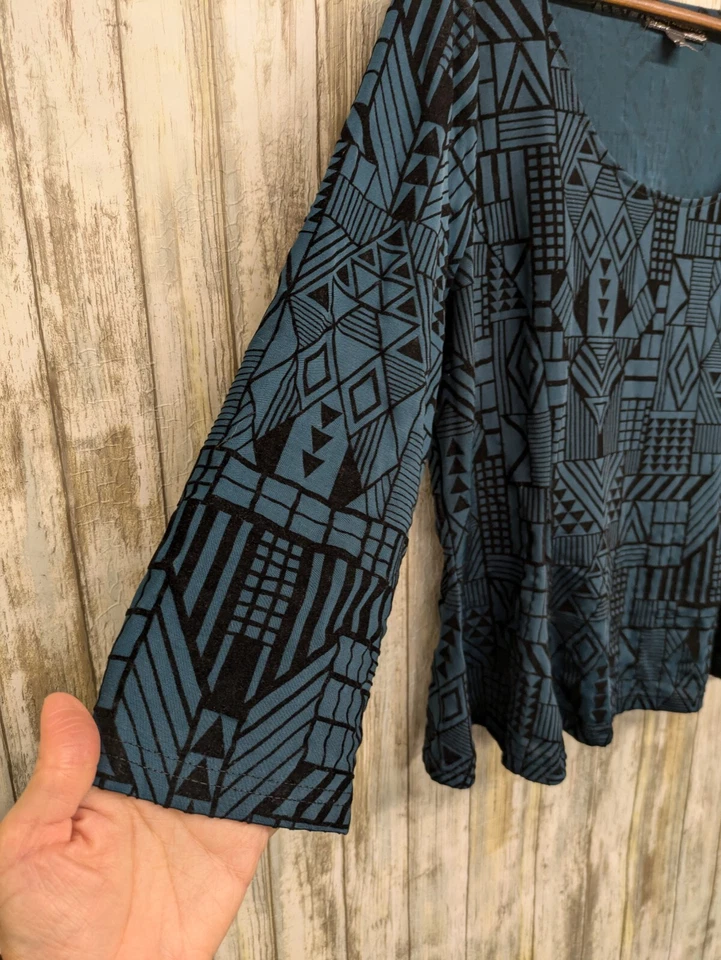 Blusa Lucy Diamonds veludo azul-petróleo cropped peplum asteca gola redonda manga 3/4 1X - Imagem 2 de 4