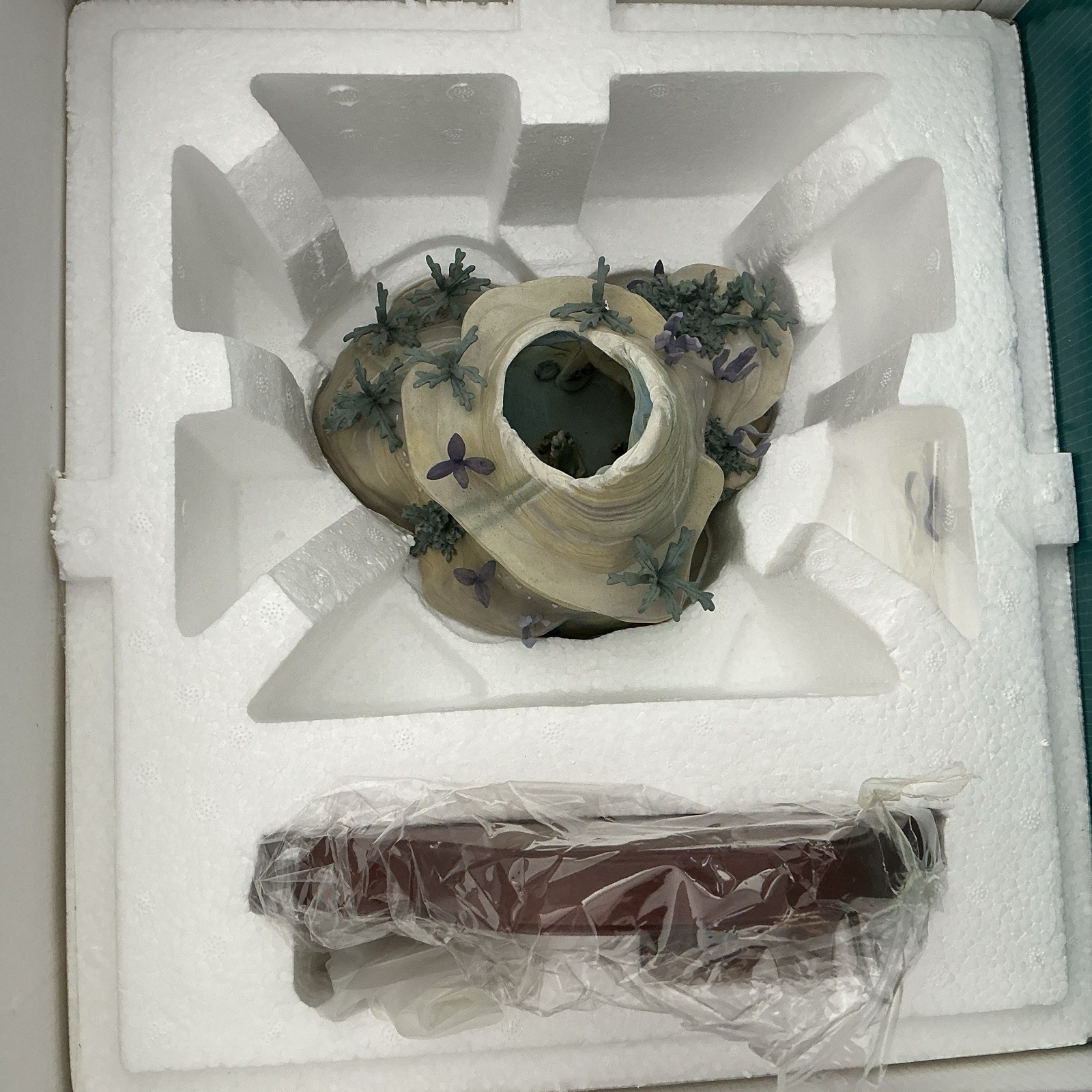 WDCC Enchanted Places The Little Mermaid “Ariel's Secret Grotto” w/Ariel &…-Read