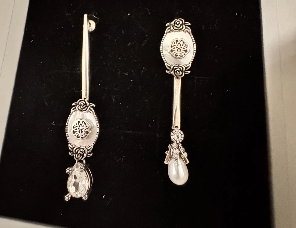 Pendiente estilo elegante plateado vintage de Alexander McQueen Foto 3 de 4