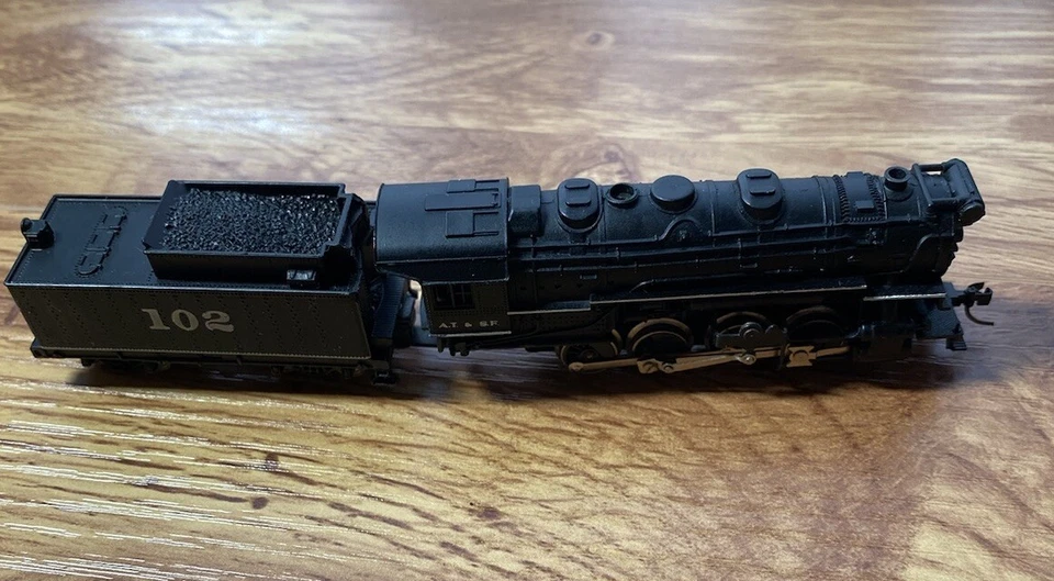 ATLAS STEAM LOCOMOTIVE 0-8-0 A.T.  SF. & TENDER 102 N SCALE TRAIN #2111 Train - Image 4 of 4