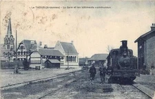 CPA 08 LE THOUR ARDENNES LA GARE ET LES BATIMENTS COMMUNAUX (TRAIN EN GROS PLAN)