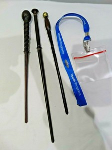 Universal-039-s-Harry-Potter-Interactive-Wands-OLLIVANDER-WILLOW-OAK-IVY