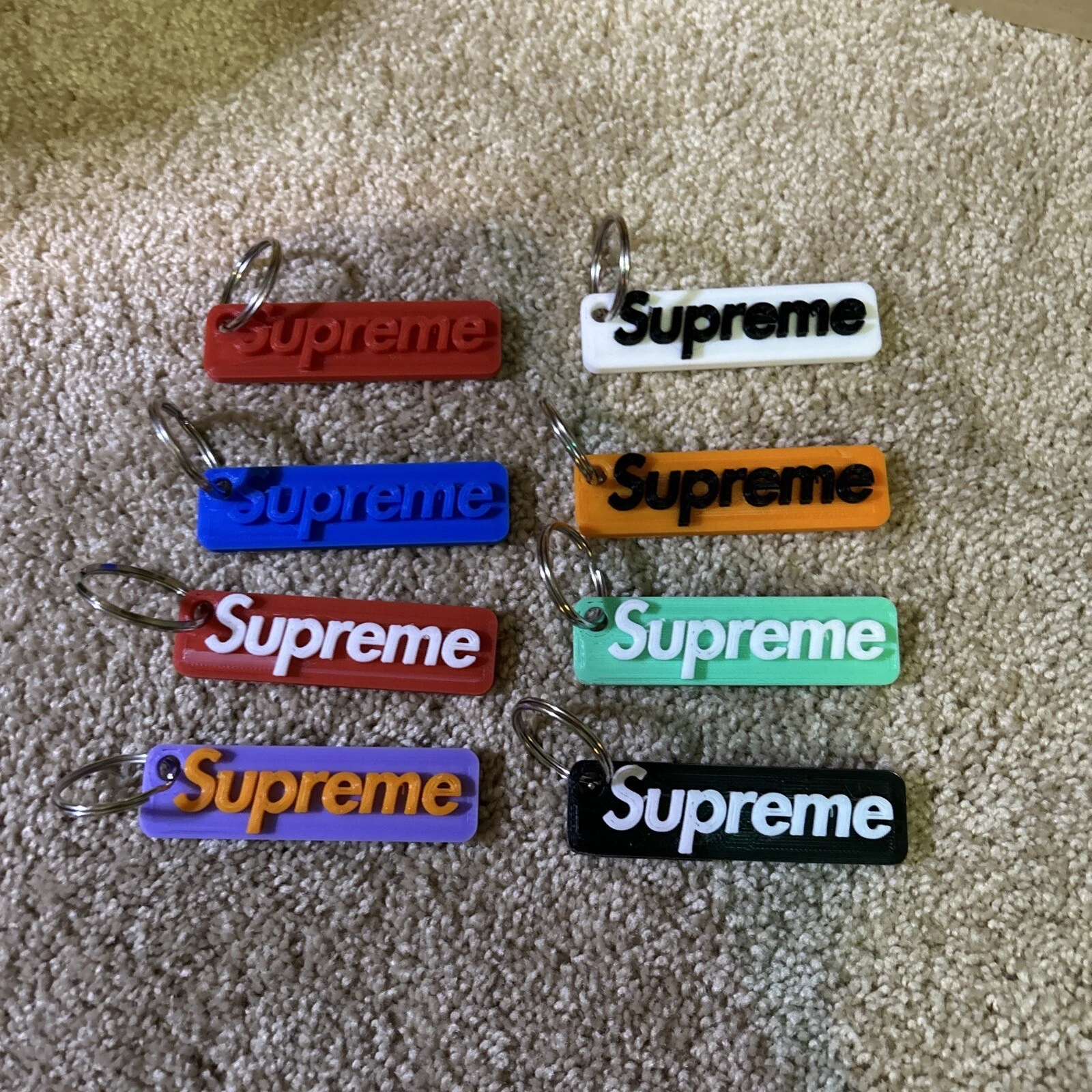 Porte clés Supreme imprimé en 3D. Choix de couleurs disponibles. Livré avec porte clés.