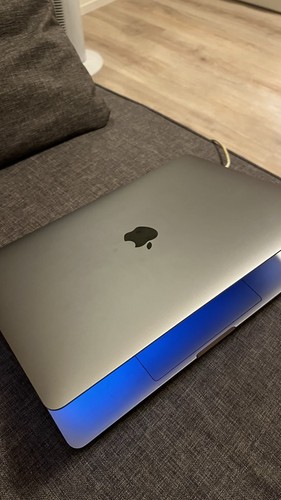 MacBook Pro With Touch Bar - Bild 1 von 4