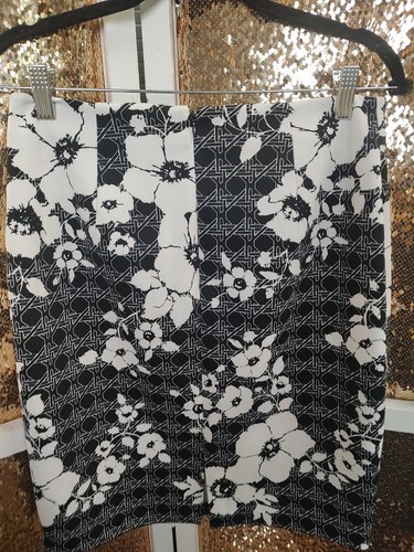 White House Black Market Skirt New Size 4 Black White Floral - Picture 8 of 13