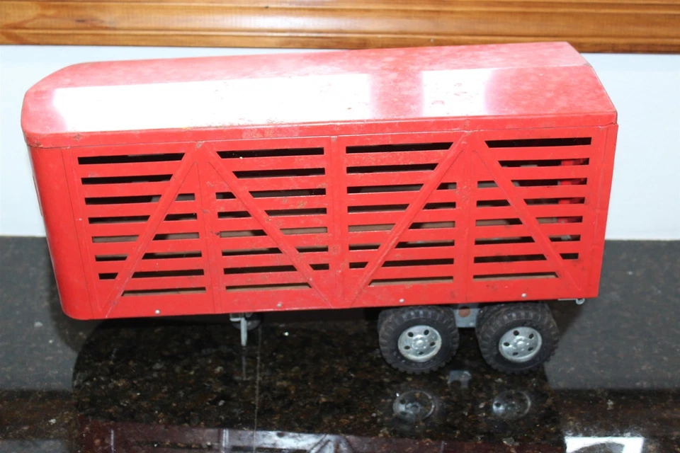 Remolque de colección Tonka para ganado rojo acero prensado con cama de madera contrachapada puerta trasera Foto 2 de 4